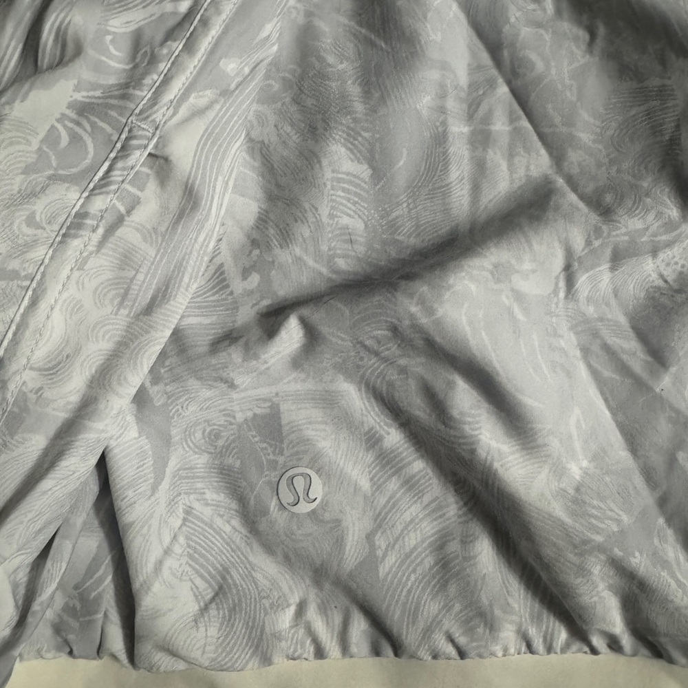Lululemon: Women's Reversible Insulated
Windbreaker Jacket - Picture 16 of 16